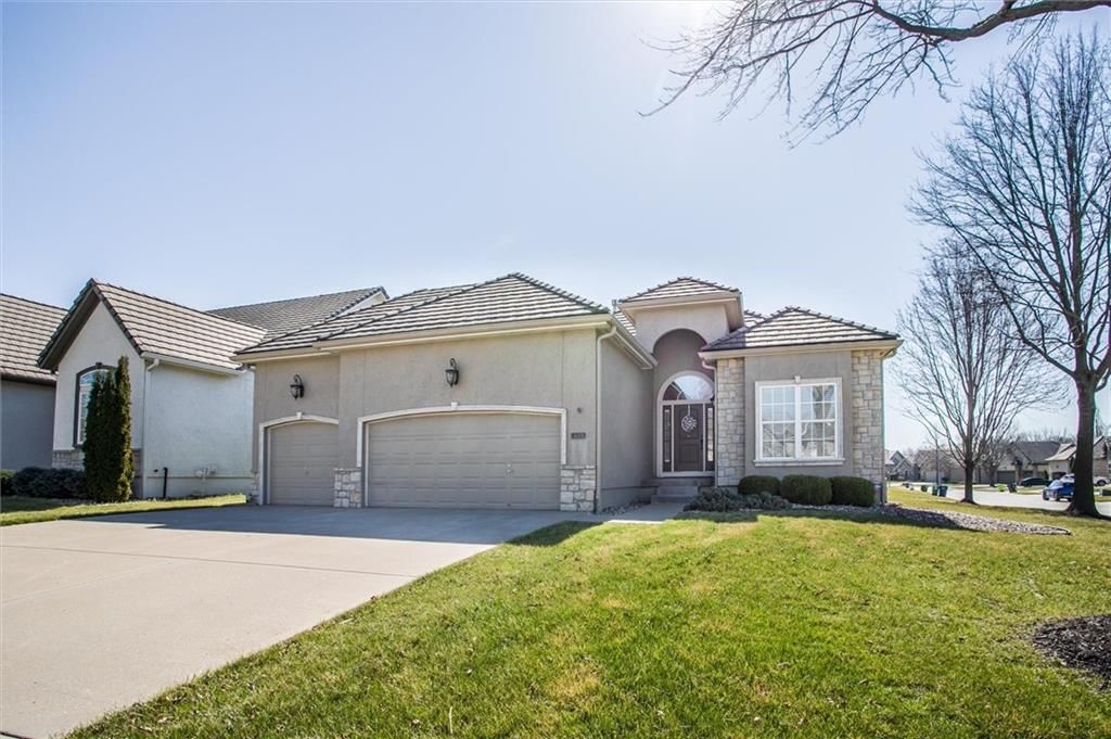 405 NW Greenview Drive, Lee's Summit, MO