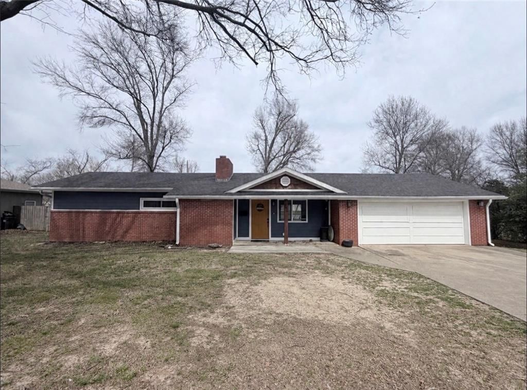 807 Lakeview Drive — photo 1
