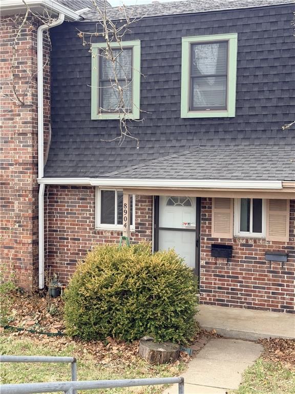 8904 PFLUMM Road, Lenexa, KS