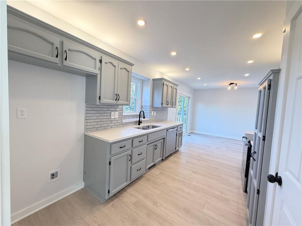 Photo 11 of 34 - 7115 N Corrington Avenue