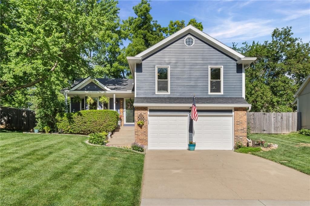 8609 GREENWAY Lane, Lenexa, KS
