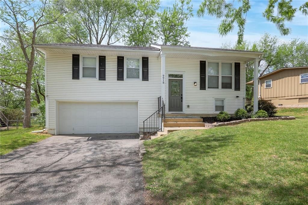 9918 Countryside Road, Lenexa, KS