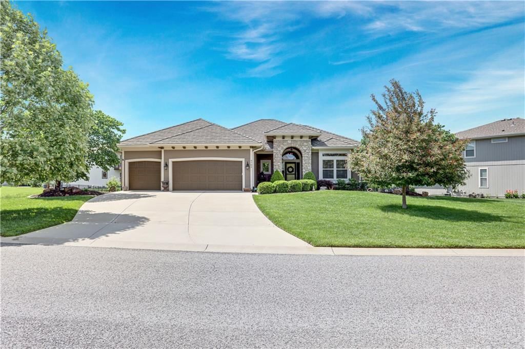 9702 Shady Bend Circle, Lenexa, KS