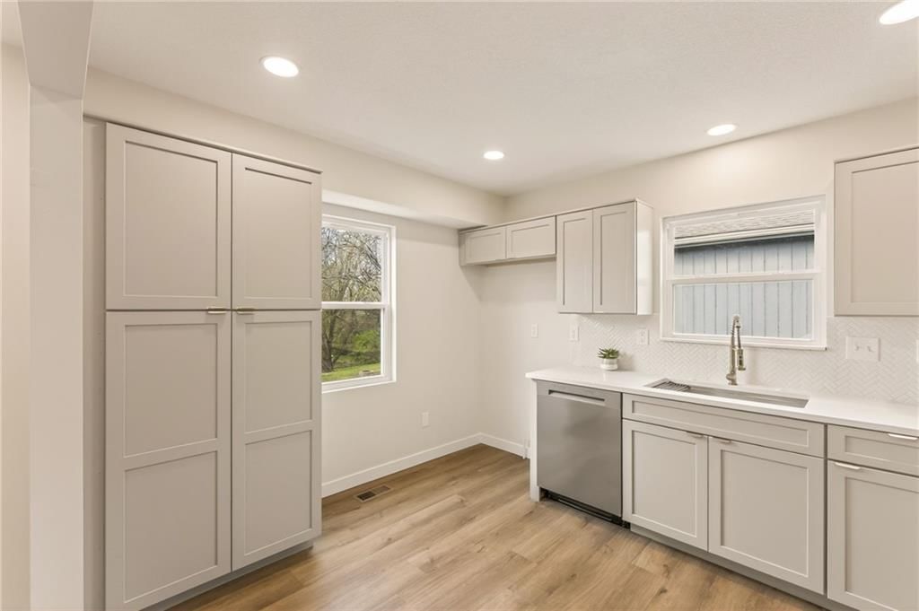 Photo 11 of 37 - 405 N Harrison Street