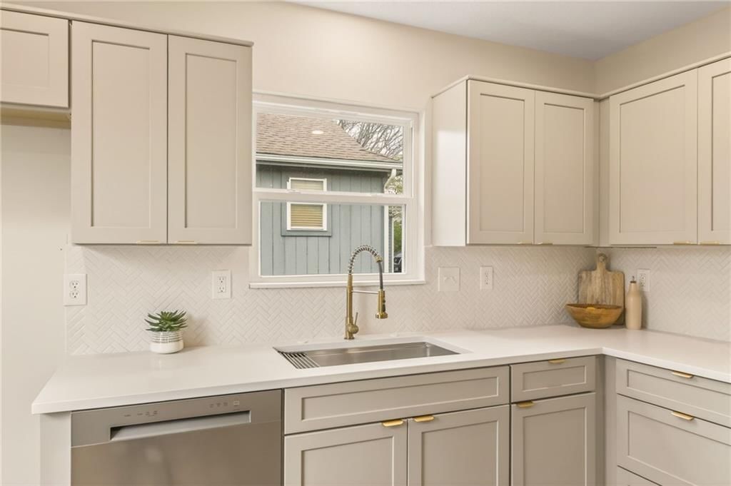Photo 10 of 37 - 405 N Harrison Street
