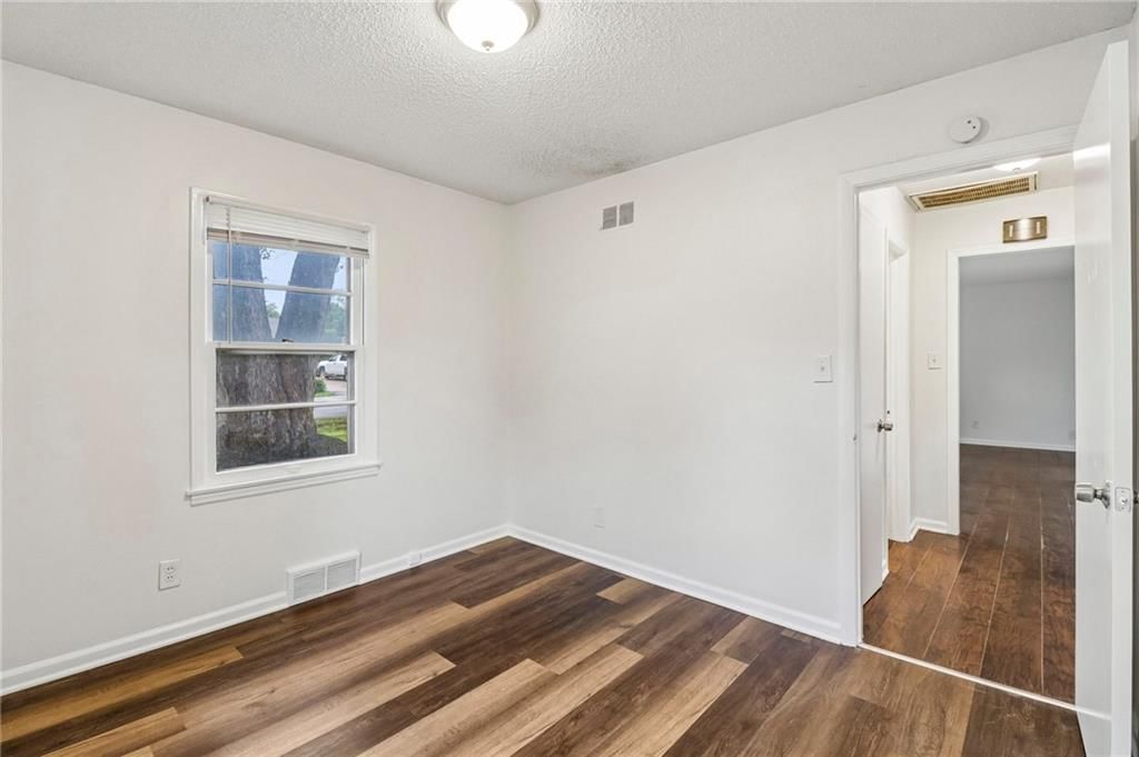 11709 Lawndale Avenue — photo 14