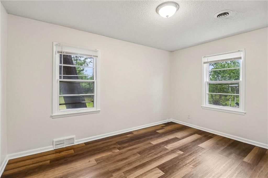 11709 Lawndale Avenue — photo 15