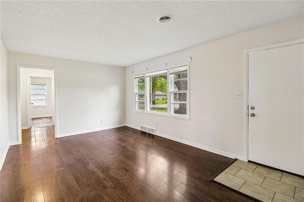 11709 Lawndale Avenue — photo 5