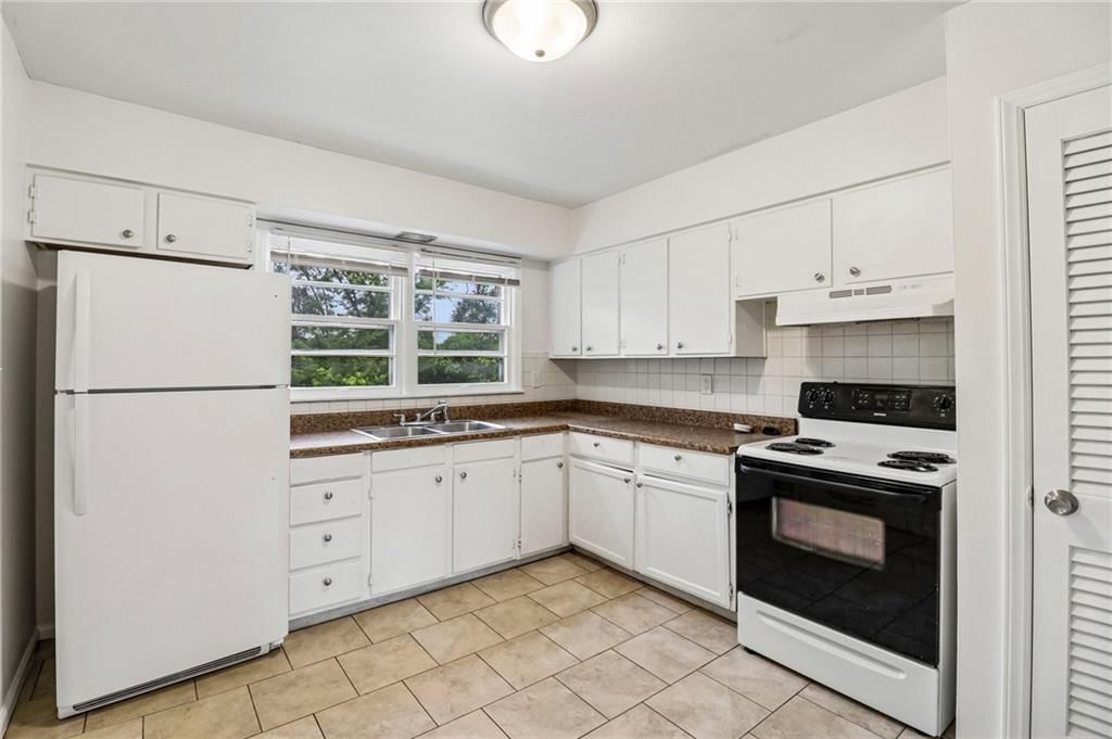 11709 Lawndale Avenue — photo 8