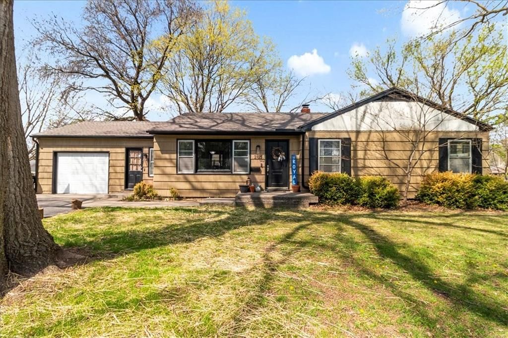 2105 SW Walnut Street, Blue Springs, MO