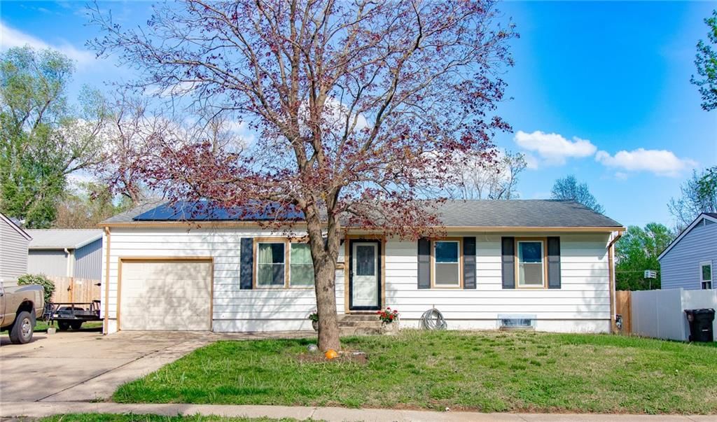 1211 N Cedar Crest Drive, Independence, MO