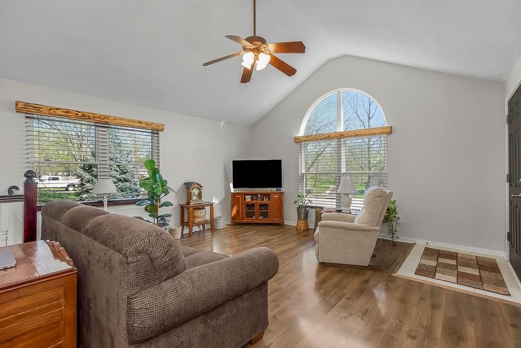 116 E Westhoff Place — photo 2