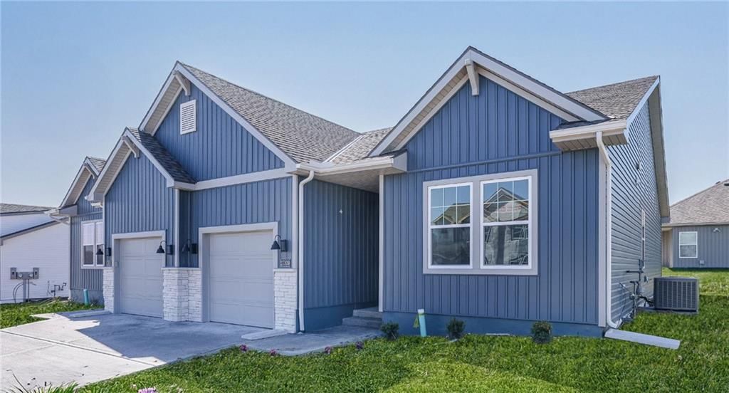 12407 S Acacia Drive, Lee's Summit