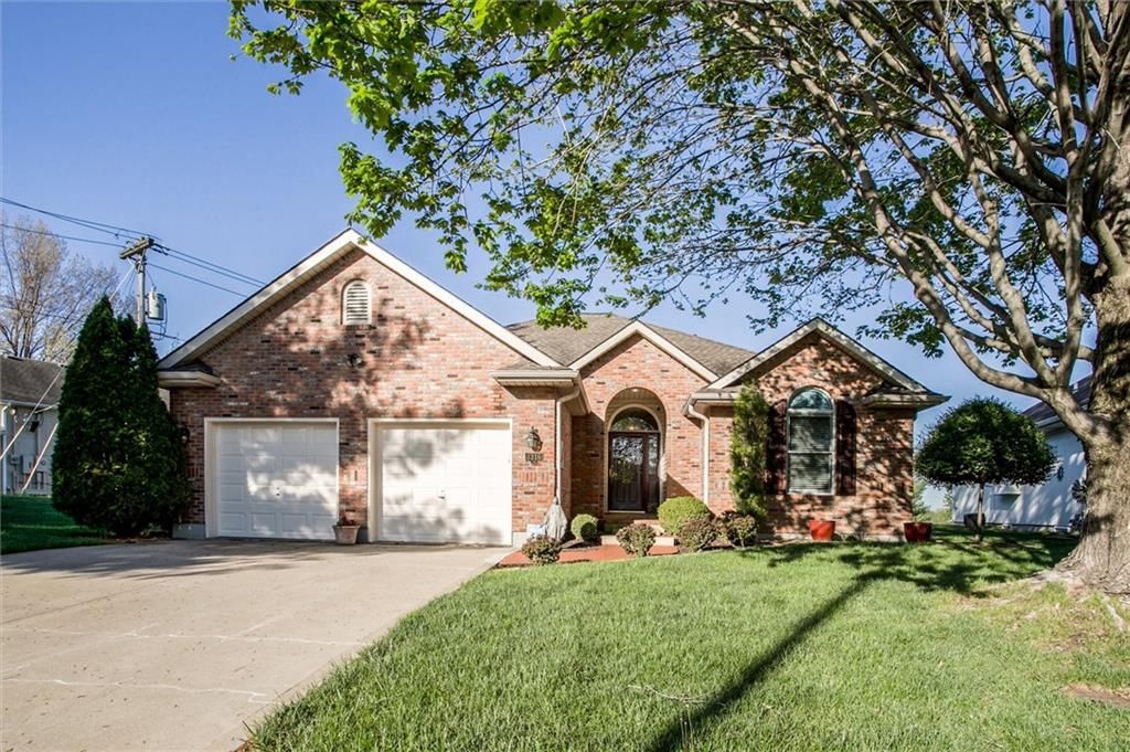 3316 S Victoria Drive, Blue Springs, MO