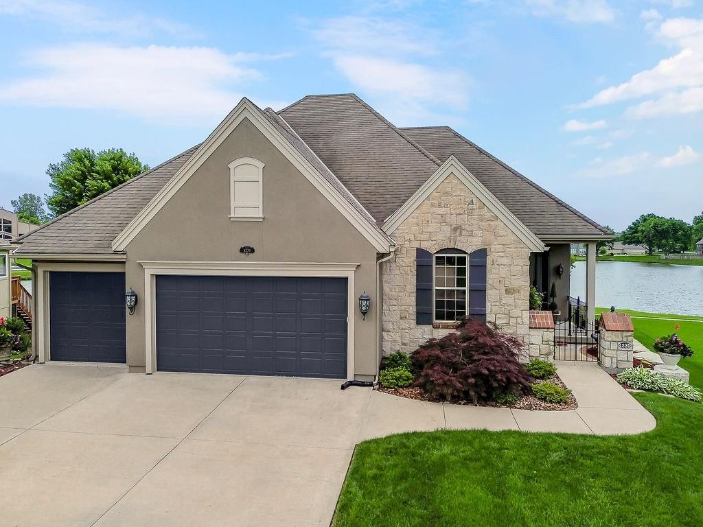 4220 SW Duck Pond Drive, Lee's Summit, MO