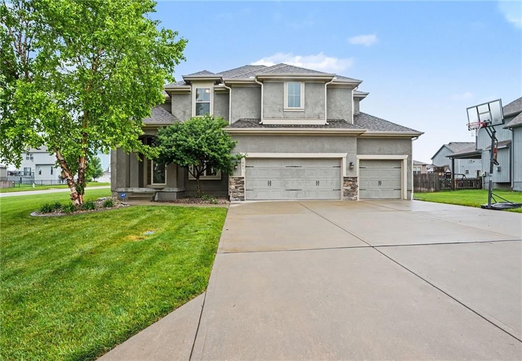 1001 SE Scarlet Court, Blue Springs, MO