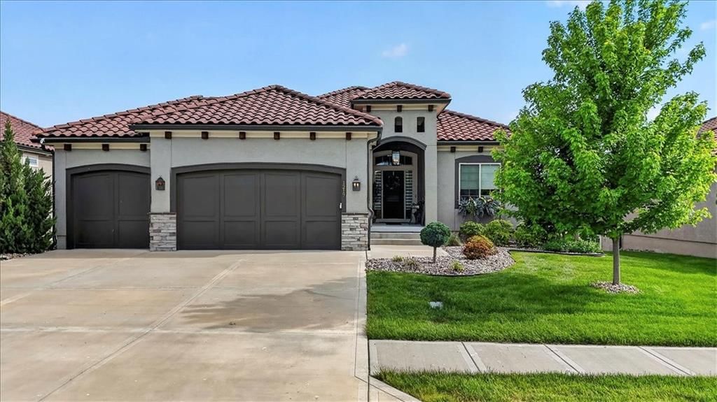 1217 SW Pebble Lane, Lee's Summit, MO