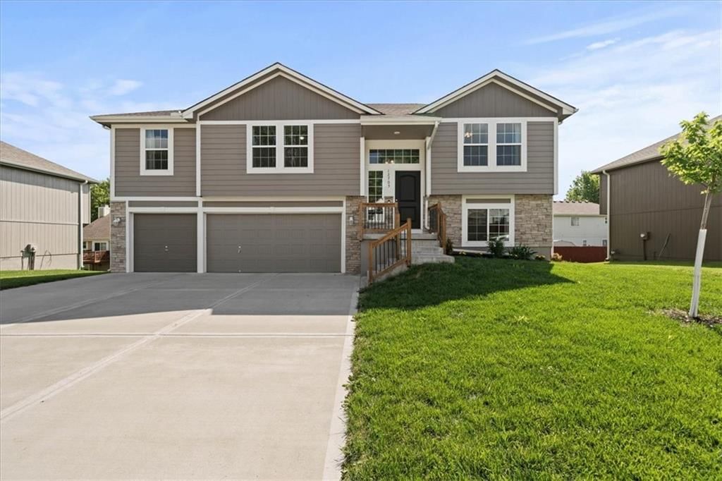 12705 Applewood Drive, Grandview, MO