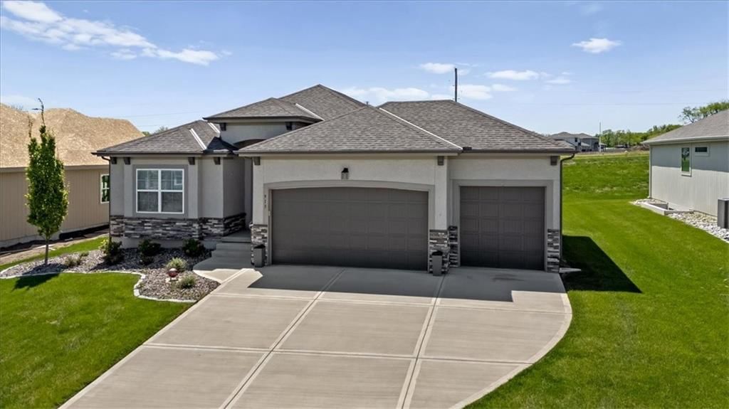 913 Zennor Lane, Raymore, MO