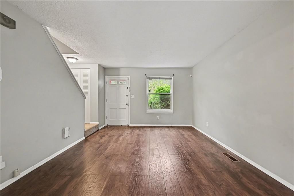 Photo 6 of 28 - 8011 E 88th Street