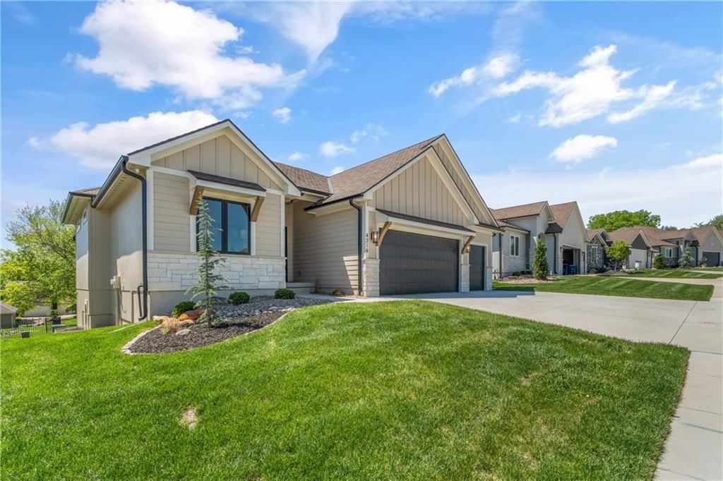 4316 NE Hideaway Drive, Lee's Summit, MO