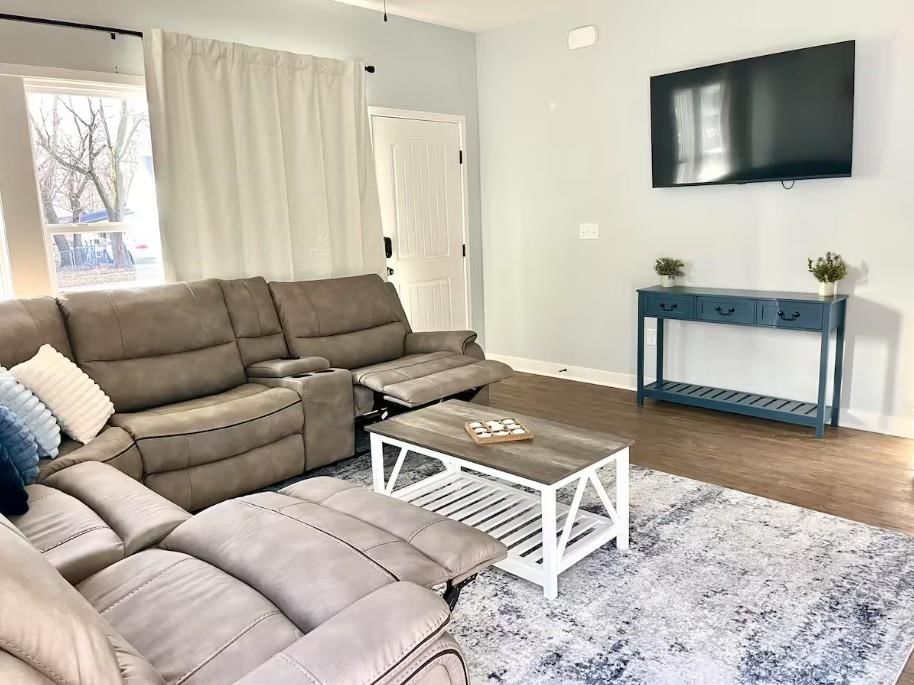 404 E Washington Street — photo 5