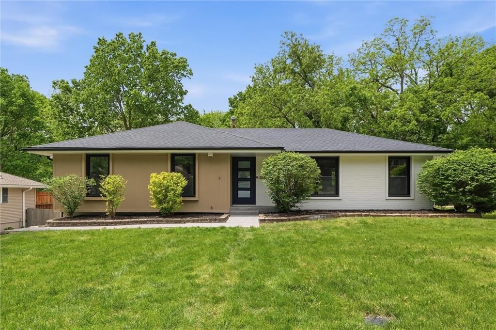 6832 NW Pleasant View Drive, Parkville, MO