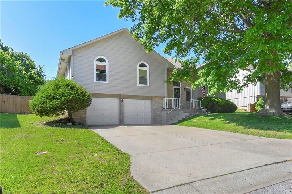 1204 NE Hunters Road, Blue Springs, MO