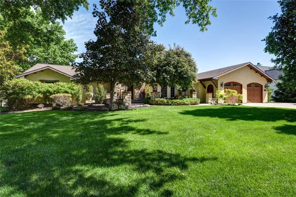 3908 W 140th Drive, Leawood, KS