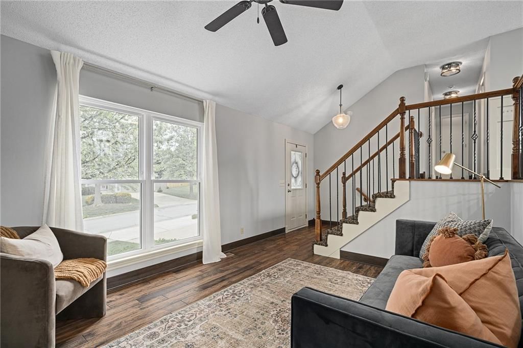 Photo 5 of 41 - 21505 W 50th Street