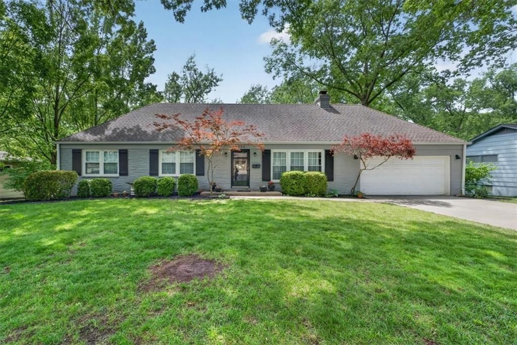8332 Overbrook Road, Leawood, KS