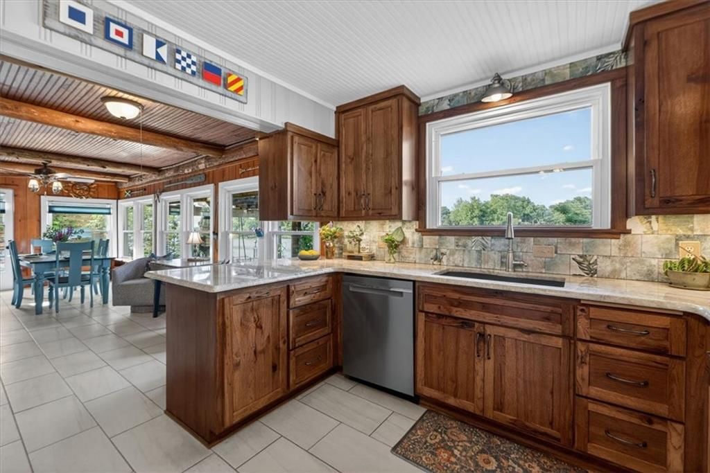 25 Beach Drive — photo 9
