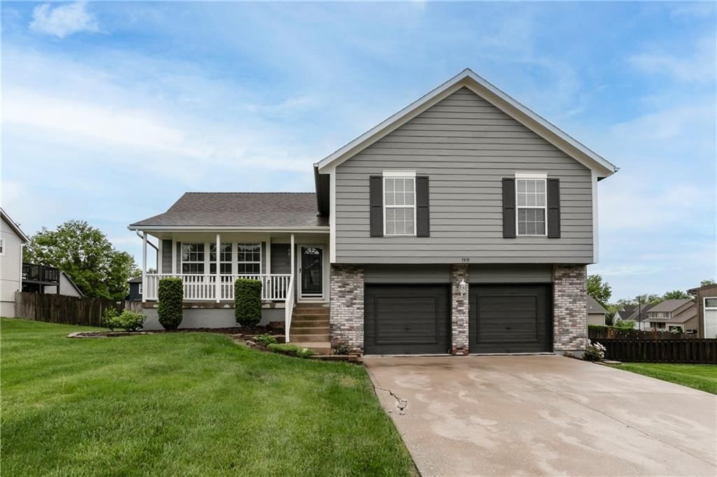 1519 Bridlewood Lane, Raymore, MO