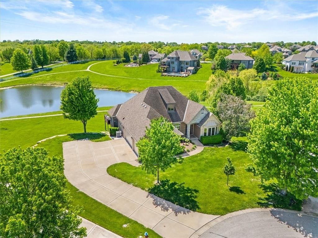 8070 Green Glades Court, Parkville, MO