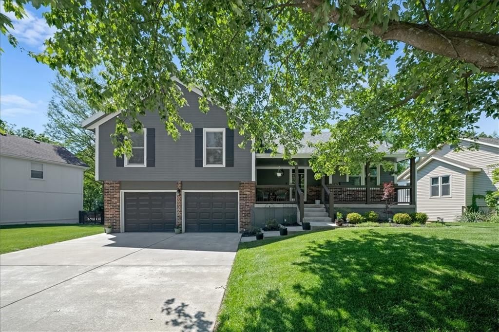 300 SE Brownfield Drive, Lee's Summit, MO