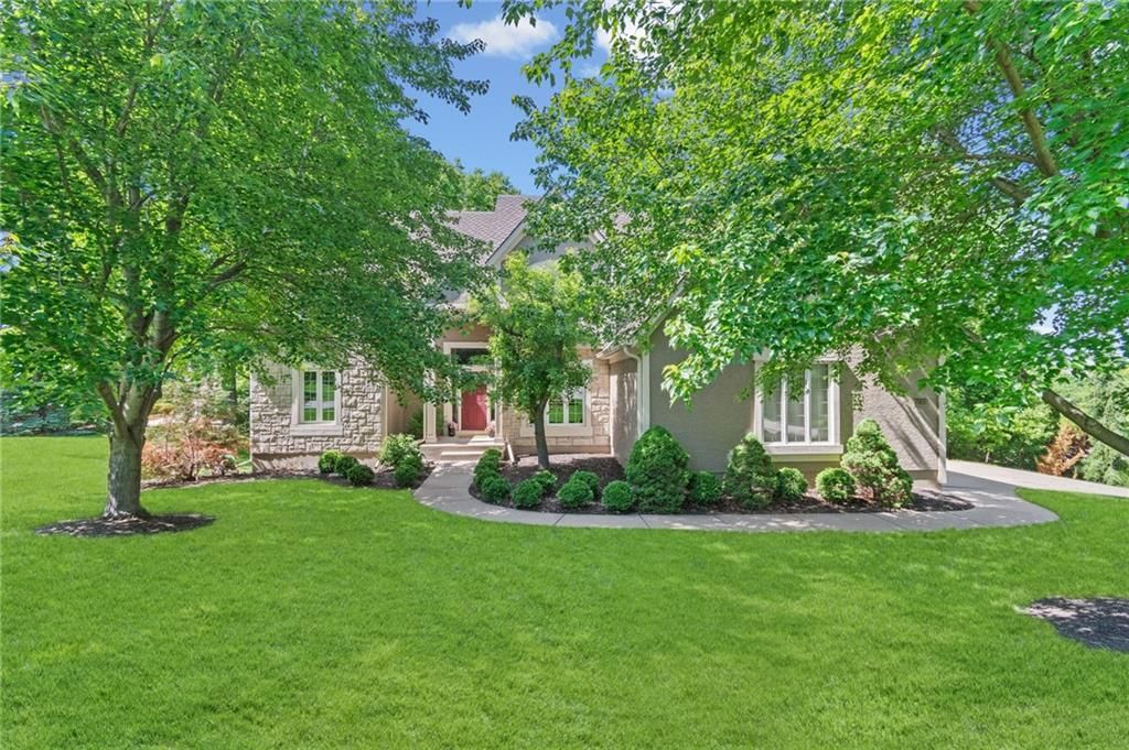 5733 N Pointe Terrace, Parkville, MO