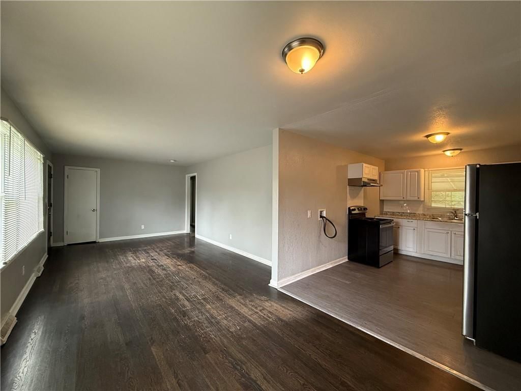Photo 4 of 15 - 2718 S Brookside Avenue