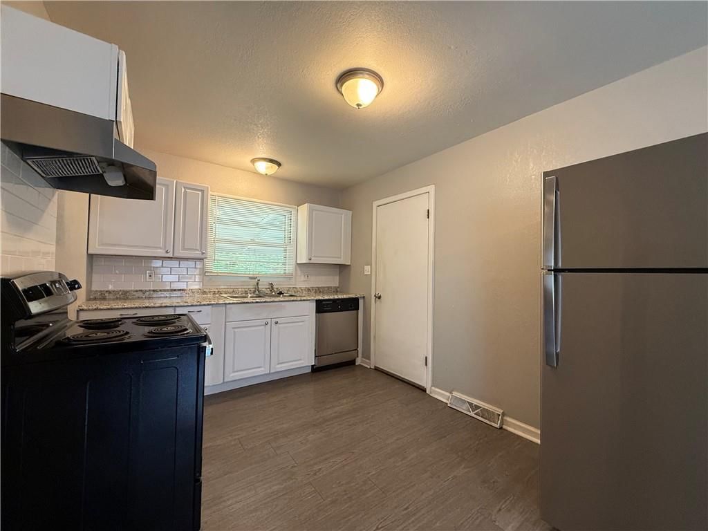 Photo 5 of 15 - 2718 S Brookside Avenue