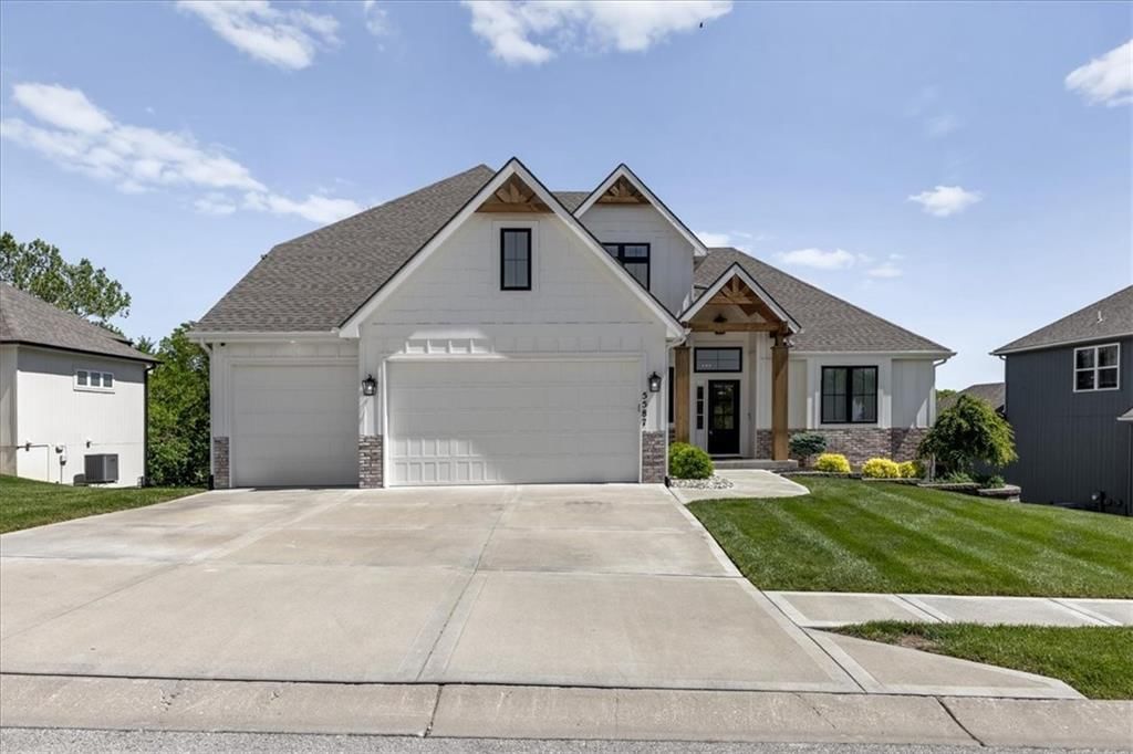 5587 Thousand Oaks Drive, Parkville, MO