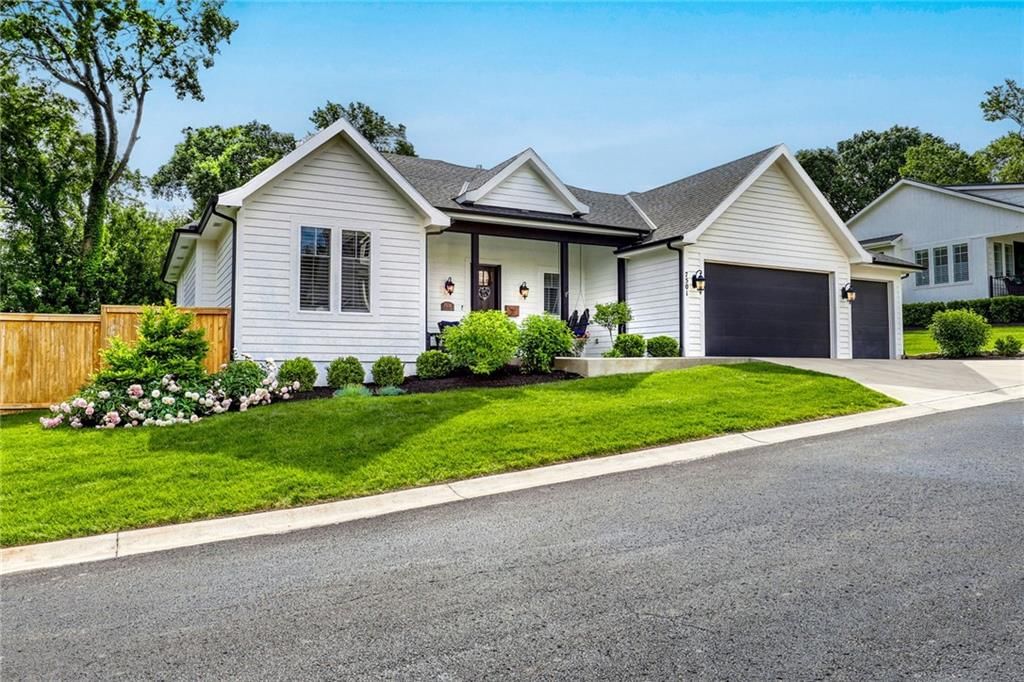 7501 Chadwick Court, Prairie Village, KS
