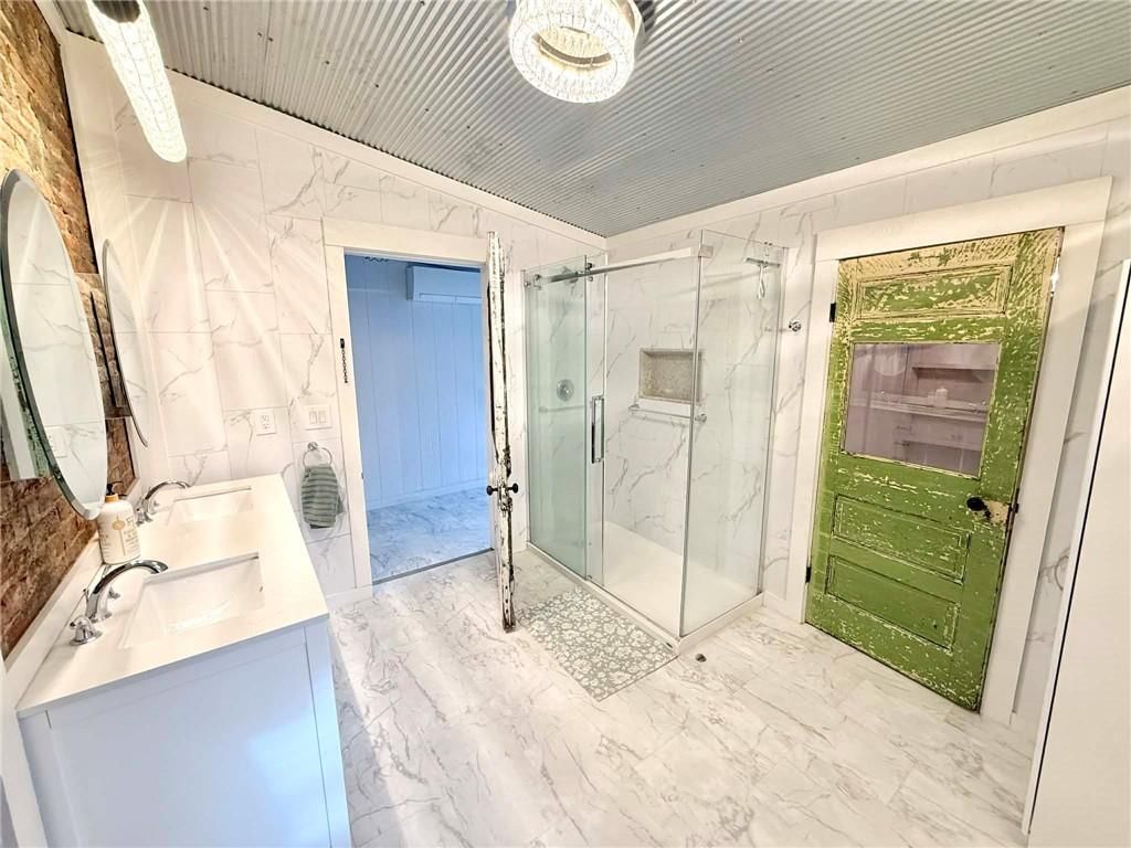 108 E Broadway Street — photo 9