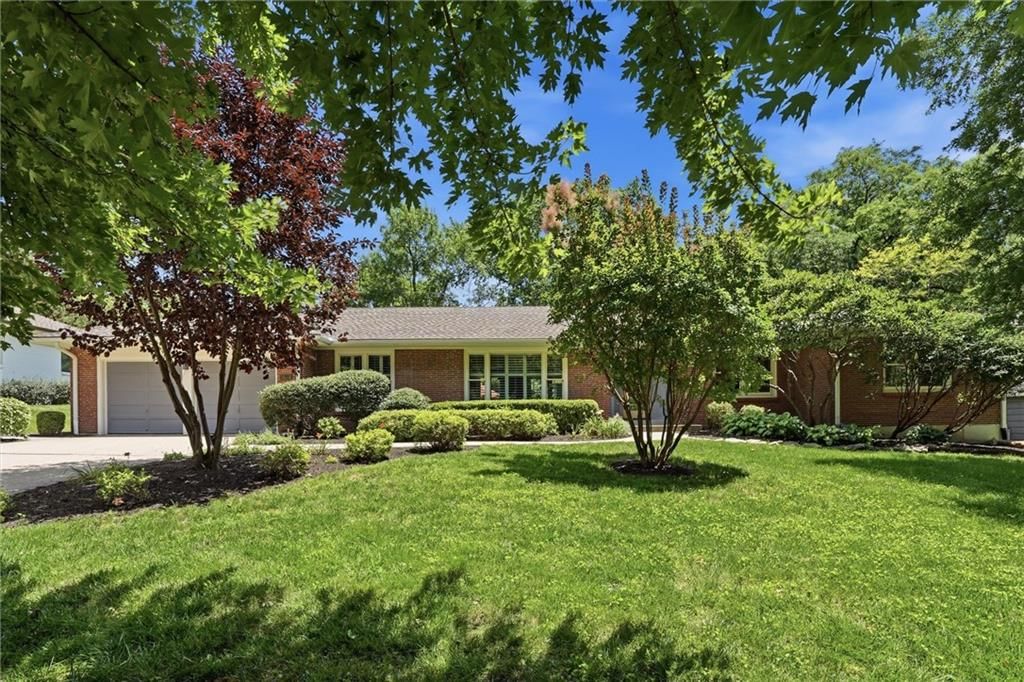 9821 Pembroke Lane, Leawood, KS
