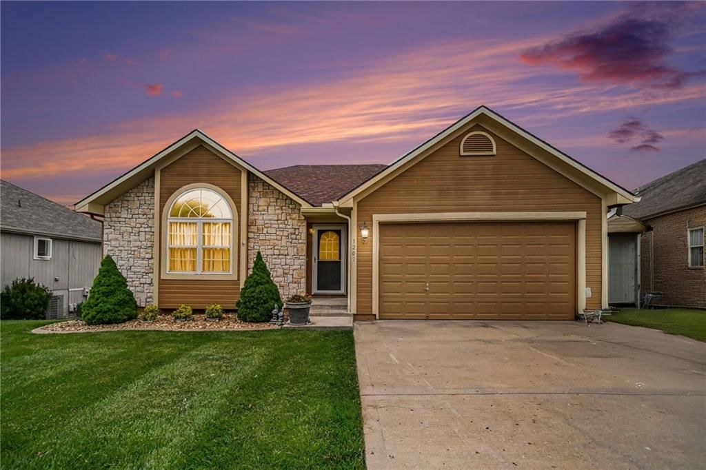 1207 NW Walnut Court, Grain Valley, MO