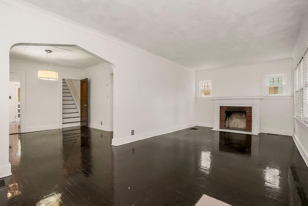 915 E 76th Terrace — photo 3