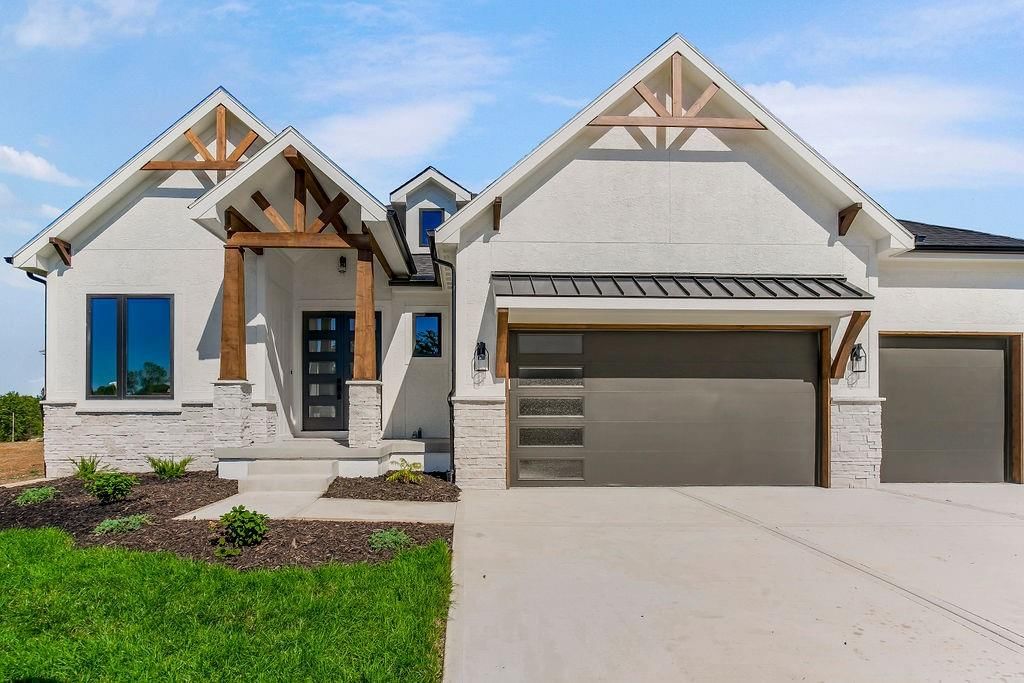 801 SE Cody Court, Blue Springs, MO