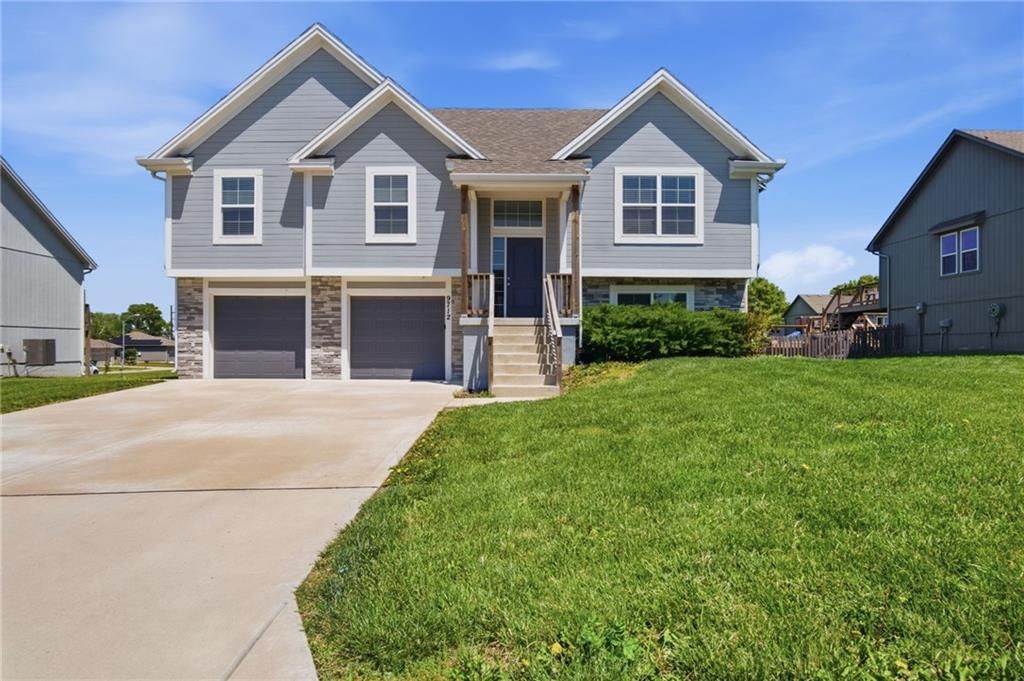 9712 E 221st Street, Peculiar, MO