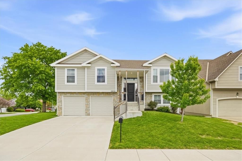 12634 Fountain Lake Circle, Grandview, MO
