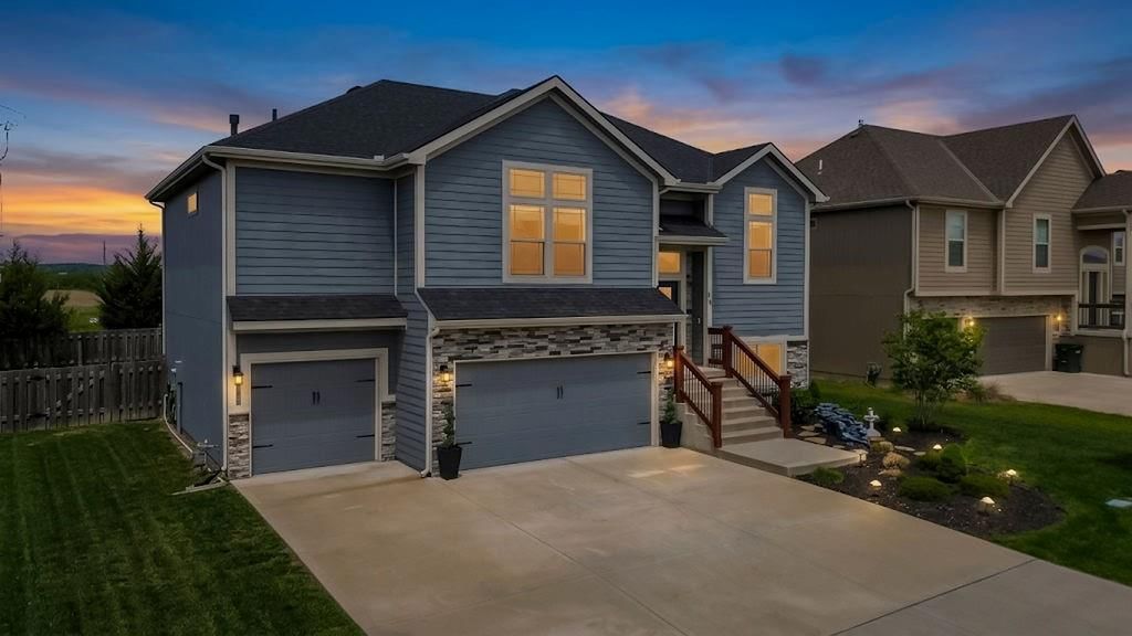 1700 Shadow Drive, Leavenworth, KS