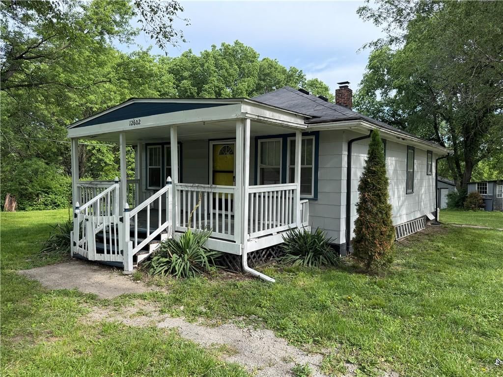 12602 E 37th Street N, Sugar Creek, MO