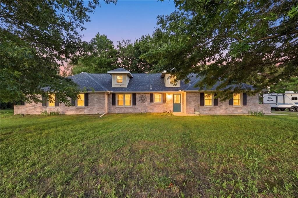 703 NE 102 P Road, Clinton